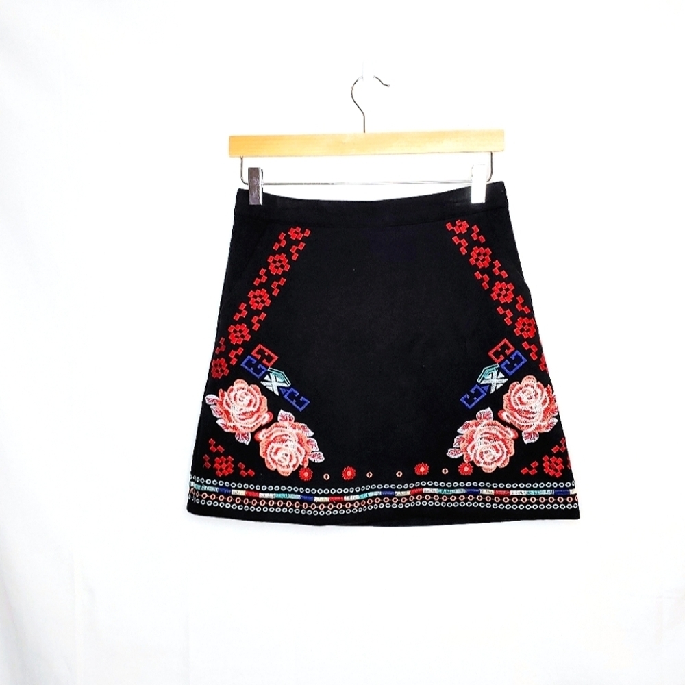 T H M L skirt, black and floral Size Small.